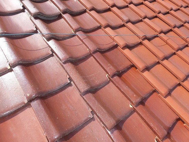 一部ズレが生じた瓦屋根